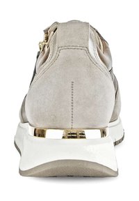 Baskets en daim gris clair avec une plaque dorée au niveau du talon et une semelle blanche texturée. Présente des détails de couture à l'arrière.