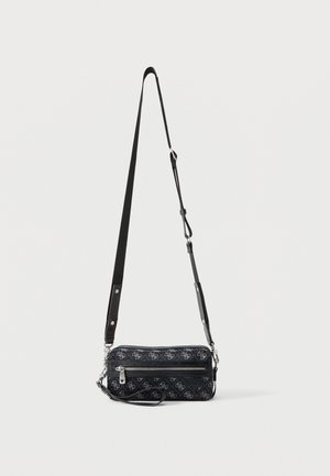 Zwarte rechthoekige schoudertas met verstelbare band, zilveren ritssluiting en een patroon van het logo over het gehele oppervlak.