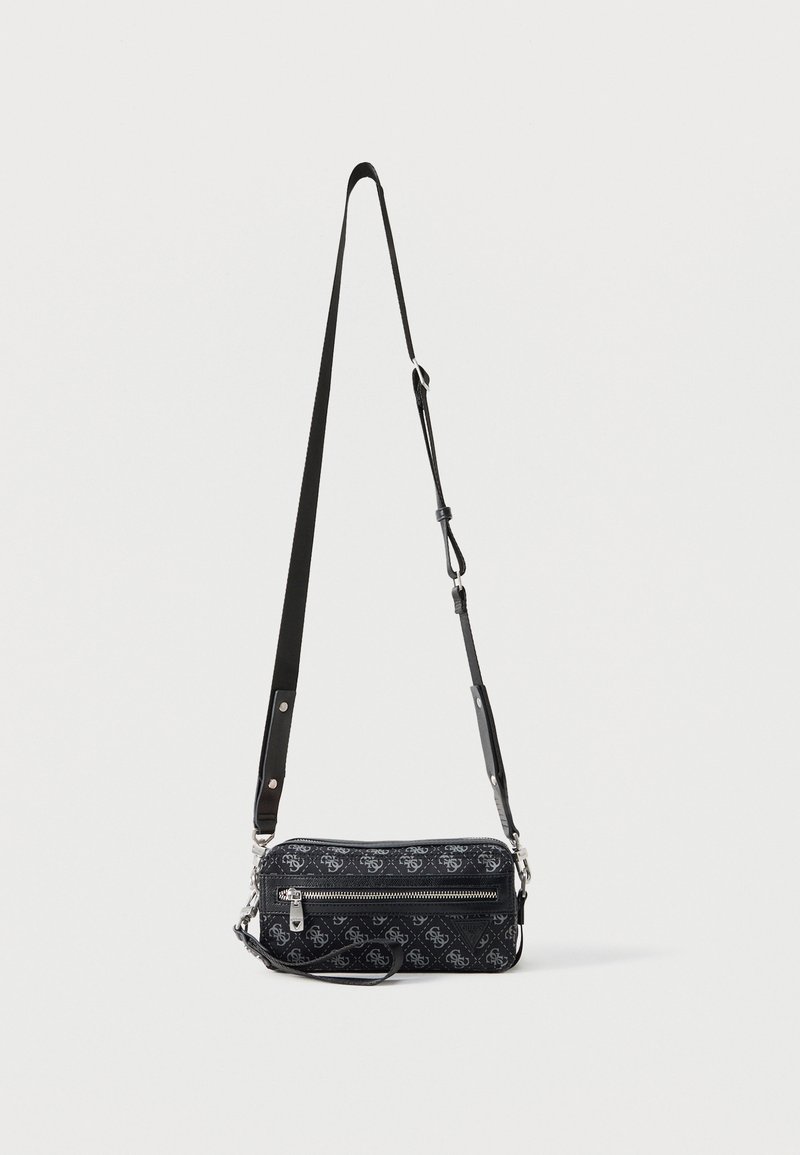 Μαύρο ορθογώνιο τσαντάκι crossbody με ρυθμιζόμενο λουράκι, ασημένια τσέπη με φερμουάρ και διακοσμημένο με λογότυπο σε όλη την επιφάνεια.