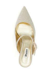 Chaussure à talon haut à bout pointu en tissu beige scintillant avec une semelle intérieure dorée. Présente un accent décoratif en forme de boucle sur la sangle.