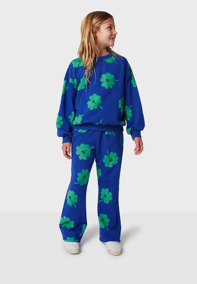 Sweatshirt bleu et pantalon assorti avec des motifs de fleurs verte. Fabriqué en tissu doux, avec une coupe décontractée et des poignets côtelés.