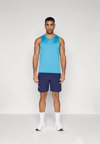 Meeste spordiriietus, mis koosneb helesinisest varrukateta topist ja tumesinistest lühikestest pükstest. Valged tossud mustade detailidega. Lihtne disain, mustreid pole.