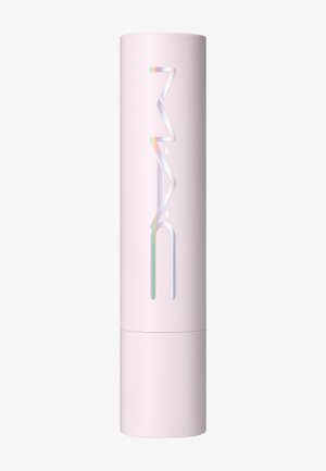 Tube de rouge à lèvres cylindrique haut rose clair avec le nom de la marque vertical irisé "HMM" sur le bouchon, sur fond blanc.