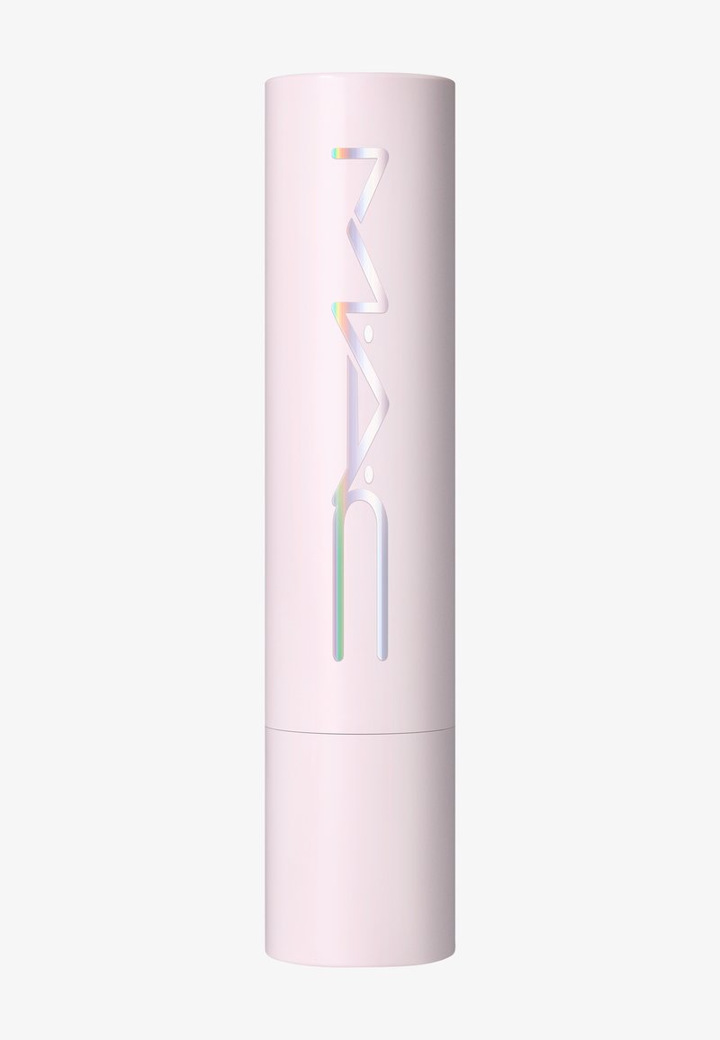 Tube de rouge à lèvres cylindrique haut rose clair avec le nom de la marque vertical irisé "HMM" sur le bouchon, sur fond blanc.
