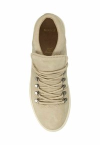 Beige casual schoen met een gladde textuur, voorzien van een ronde neus, platte veters, metalen veterogen en een subtiele reliëf-logo op de tong.