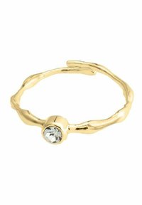 Bague en métal doré tordu avec une seule pierre précieuse transparente au centre. La bague a une forme organique et une texture lisse.