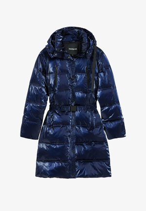 Giacca a vento imbottita di un blu navy lucido, con vita stretta, cappuccio e tasche con zip; presenta una texture a righe orizzontali e dettagli in hardware neri.