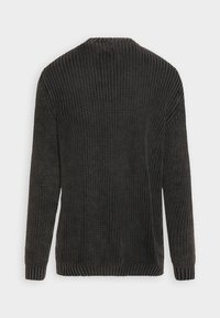 Dunkler, gestrickter Pullover mit gerippter Textur, langen Ärmeln und Rundhalsausschnitt. Hat ein einfarbiges Design ohne Muster oder Akzente.