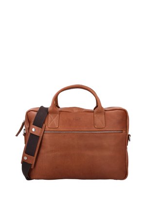 Brązowa skórzana teczka z podwójnymi uchwytami, przednią kieszenią na zamek oraz regulowanym ciemnym paskiem na ramię z tkaniny na białym tle.