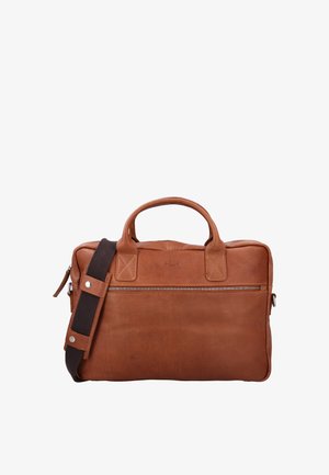 Malette en cuir marron avec deux poignées, poche avant zippée et bandoulière réglable en tissu foncé sur fond blanc.