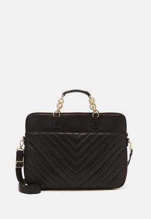 Sac à main rectangulaire matelassé noir avec poignées chaîne dorées et bandoulière amovible avec boucles dorées.