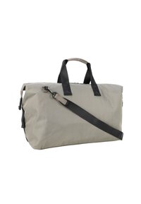 Šedá obdélníková cestovní taška typu duffel s černými rukojeťmi a nastavitelným černým ramenním popruhem na bílém pozadí.