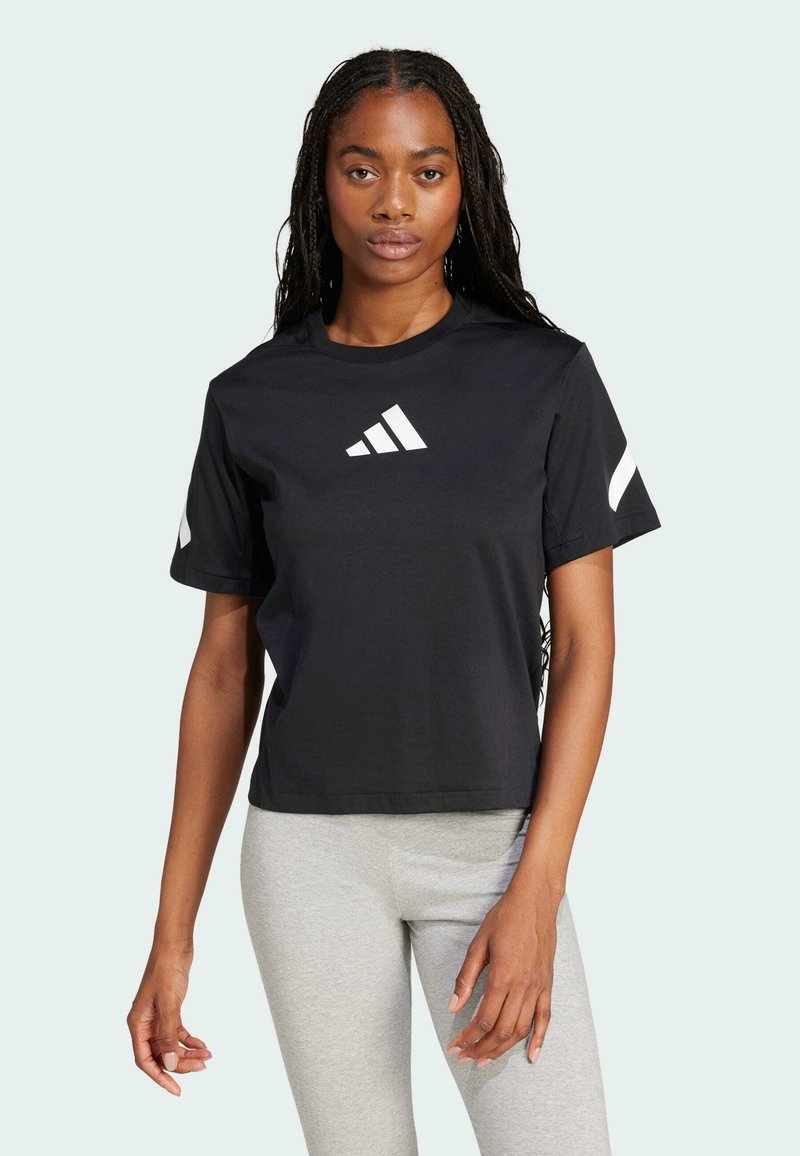 Svart kortärmad t-shirt i bomull med en vit Adidas-logotyp på bröstet och vita detaljer på ärmarna. Enkel design, rundad halsringning.