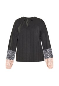 Top nero con un motivo testurizzato; presenta maniche lunghe con fantasie floreali in blu navy e rosa chiaro sui polsini; dettaglio con fiocco al collo.