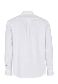 Camicia bianca a maniche lunghe realizzata in tessuto leggero, con colletto classico, polsini con un bottone e orlo dritto con pieghe sul retro.