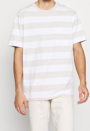 Kurzärmeliges T-Shirt mit Rundhalsausschnitt in abwechselnden hellbeigen und weißen Streifen. Mit einer linken Brusttasche und einem lockeren Schnitt.