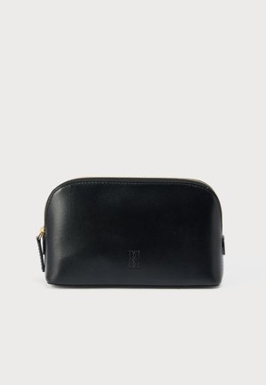 Schwarze Kosmetiktasche aus Leder mit strukturierter Oberfläche, goldenem Reißverschluss und geprägtem Logo auf der Vorderseite. Rechteckige Form, reisetaugliche Größe.