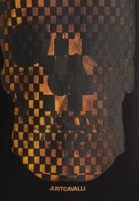 Zwarte T-shirt met een gestructureerd, dambordpatroon en een gestileerd schedelontwerp in aardetinten, logo "JUSTCAVALLI" onderaan.