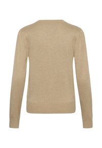 Bež džemper s dugim rukavima i okruglim izrezom. Pletena tekstura, rebraste manžete i rub, s blagim nabora na ramenima.