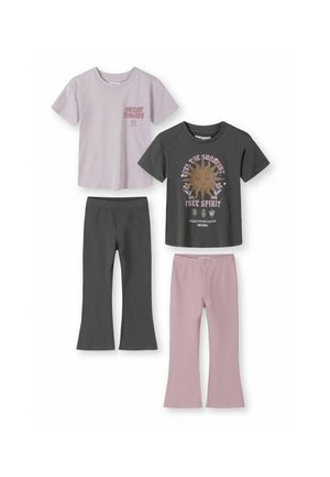 Dwa komplety dziecięcej odzieży z krótkimi rękawami i rozszerzanymi spodniami w stonowanym różu i ciemnej szarości, z pozytywnym tekstem i grafiką słońca.