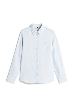 Chemise boutonnée à manches longues bleue clair en coton, dotée d'un col classique, d'une fermeture à boutons et d'un petit logo brodé sur la poitrine.