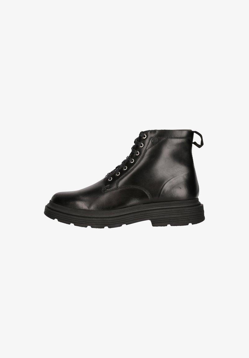 Botas de tobillo de cuero negro con diseño de cordones, punta redonda y suela de goma gruesa. Presentan una pestaña en la parte posterior para facilitar el uso.