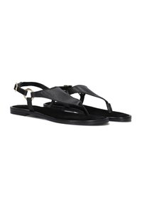 Zwarte leren sandalen met een teenslipperontwerp, verstelbare enkelband met een ronde gouden accent, vlakke zool en zachte textuur.
