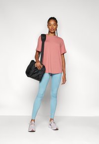 Nike Performance ONE RELAXED TOP - Športne majice - canyon pink/black