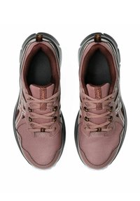 Lichtroze mesh sport schoenen met zwarte zolen, voorzien van grijze accenten, zes paar veterogen en een gestructureerde bovenkant.