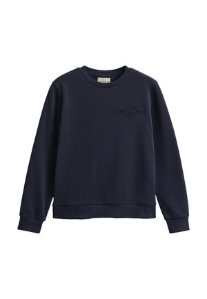 Marineblå langermet genser med rund hals, ribbestrikkede mansjetter og kant, med brodert logo på venstre bryst.