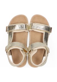 Gouden metallic sandalen met twee verstelbare banden, een zachte beige voetbed en een gestructureerde bovenkant. Vlakke zool en zachte voering voor comfort.