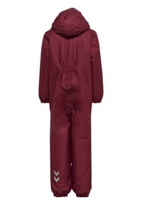 Bordeaux waterproof overall met een capuchon, elastische taille en elastische manchetten. Bevat reflecterende chevronaccenten op de benen.