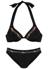 Svart bikinitsett med blomsterbroderi i rødt, blått og gult på bh'en og midjebåndet. Trekantsnor med knyting rundt halsen.