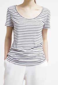Camiseta de manga corta a rayas en gris claro y azul marino, con escote en forma de u y un corte relajado, elaborada con una tela suave y texturizada.