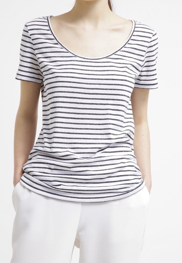Camiseta de manga corta a rayas en gris claro y azul marino, con escote en forma de u y un corte relajado, elaborada con una tela suave y texturizada.