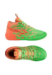 Felle oranje en groene sportschoenen met uitsnijdingen, gestructureerde oppervlakken en groene veters. Voorzien van een patroon op de zool en merkdetails.