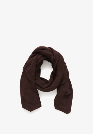 Minkštas, tamsiai rudas megztas šalikas laisvai sulankstytas kilpoje ant baltos fono.