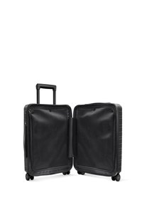 Valise rigide noire avec deux compartiments, extérieur texturé, poignée télescopique et quatre roues pour la mobilité.