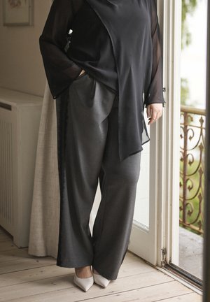 Kaffe Curve, KCKARIALLA WIDE PANTS - Pantalon classique - dark grey melange
