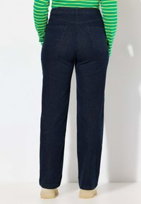 Pantalones de mezclilla azul oscuro con un corte relajado, con una cinturilla elástica, dos bolsillos traseros y un diseño de pierna recta.