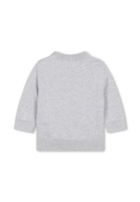 Maglione lavorato a maglia grigio chiaro con maniche lunghe, colletto a coste, polsini e orlo. Presenta dettagli con bottoni sulla spalla per una facile vestizione.