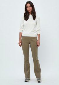 Minus MICARMA FLARED PANTS - Broek - mineral gray