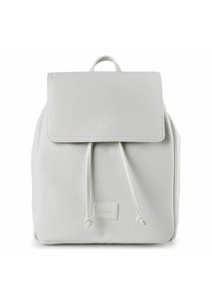 Zaino in pelle bianca texturizzata con patta e chiusura con coulisse, manico superiore e piccola etichetta del marchio frontale.