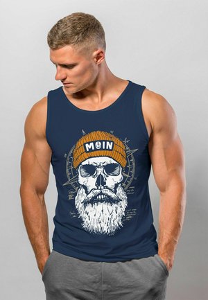 Marinefarbener Tanktop mit einem Grafikdesign eines Schädels mit Bart, der eine orange gestrickte Mütze mit dem Wort "MOIN" trägt. Angenehme Textur, sportliche Passform.
