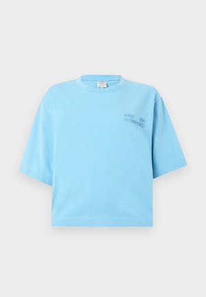 Svetlo modra kratka majica s kratkimi rokavi in okrolim izrezom, z nežnim reliefnim napisom "BAUM UND PFERDGARTEN" na levi strani prsnega koša.