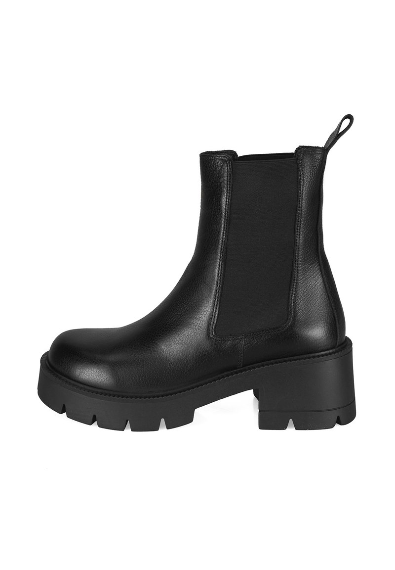 Bottine en cuir noir avec des panneaux latéraux élastiques, semelle plateforme épaisse et une languette à l'arrière pour un enfilage facile. Fini texturé.
