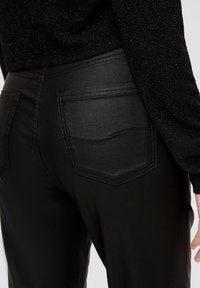 QS SADIE MIT COATING - Broek - schwarz