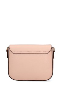 Borsa a tracolla in pelle texturizzata rosa con chiusura a patta e bordi scuri a contrasto. Presenta dettagli in oro e una forma rettangolare compatta.