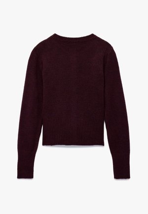 Burgundy neulepaita, jossa on pyöreä pääntie, resorit hihansuissa ja helmassa. Selkäosa on sileä, ja se on lyhennetty malli, jossa on pehmeä tekstuuri.
