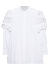 Witte blouse met opgezette, gestructureerde mouwen. Het lijfje is glad, terwijl de mouwen een gerimpeld, gelaagd ontwerp hebben.